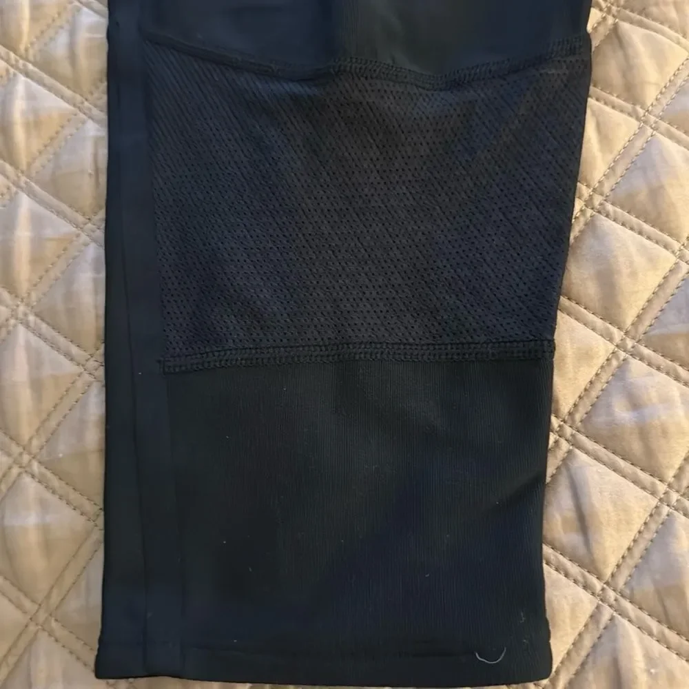 NWT Nike Dri-FIT Women’s Stay Warm Running Capri Leggings in Black. Size Small.
